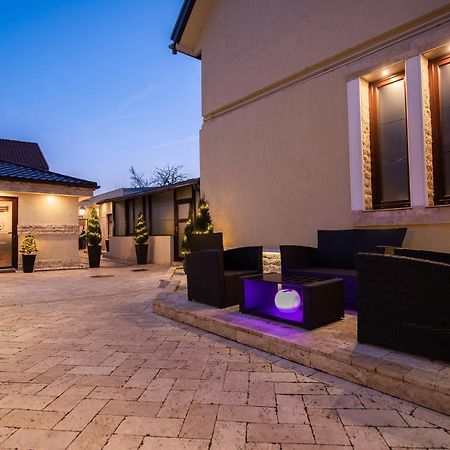 H & V Residence - Bungalow Apartment Arad Exteriör bild