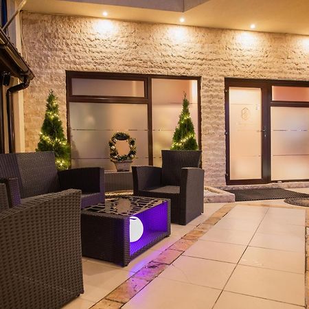 H & V Residence - Bungalow Apartment Arad Exteriör bild