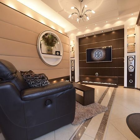 H & V Residence - Bungalow Apartment Arad Exteriör bild