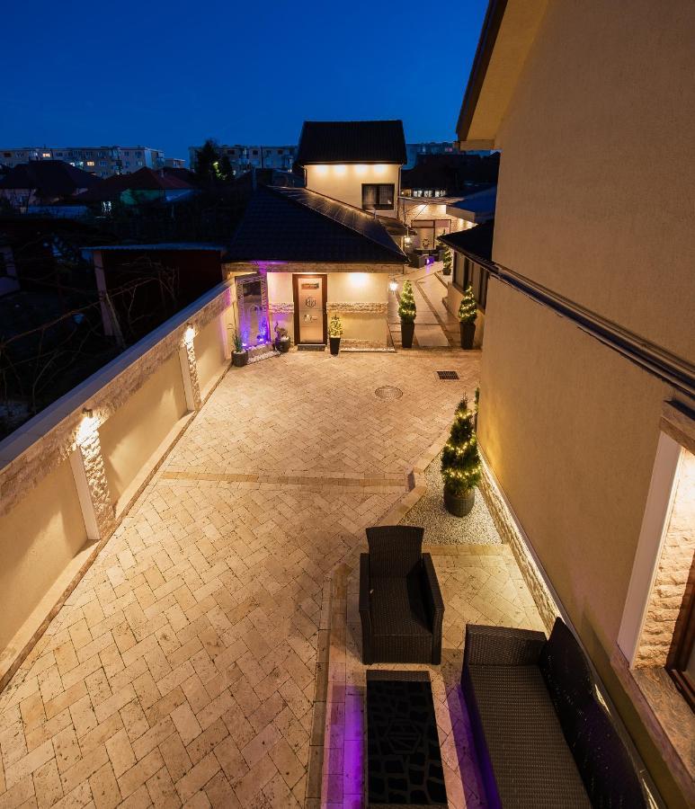 H & V Residence - Bungalow Apartment Arad Exteriör bild