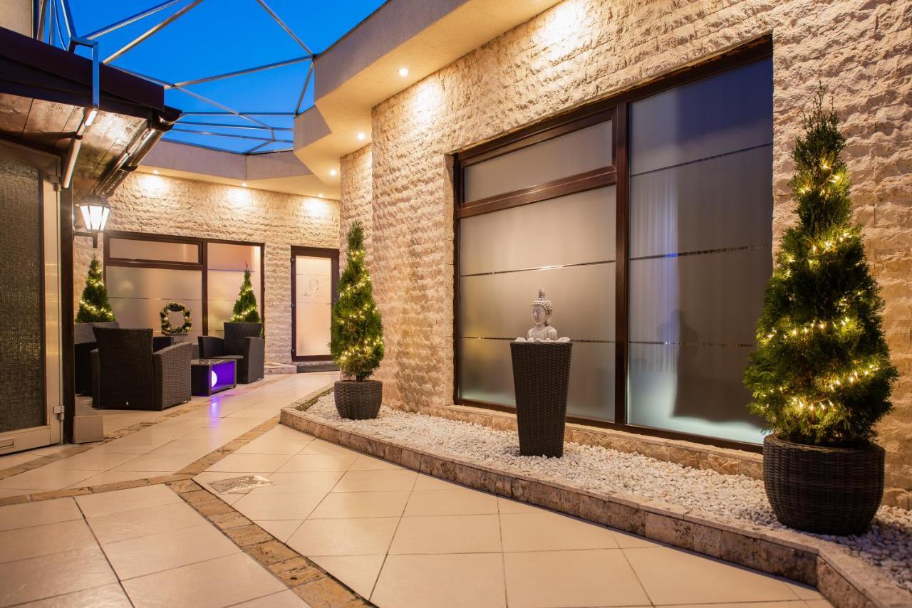 H & V Residence - Bungalow Apartment Arad Exteriör bild