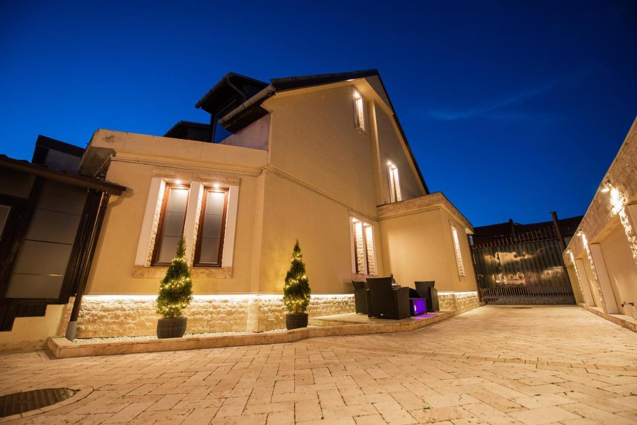 H & V Residence - Bungalow Apartment Arad Exteriör bild