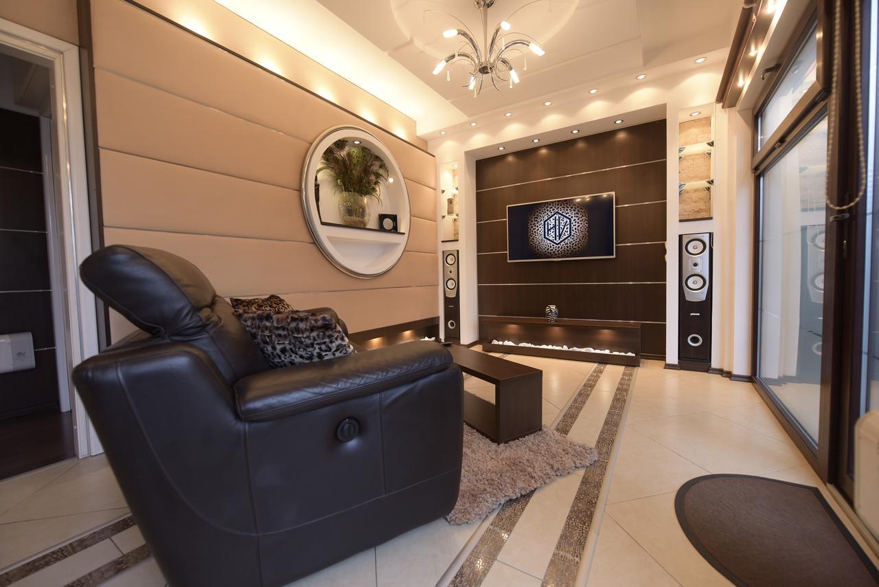 H & V Residence - Bungalow Apartment Arad Exteriör bild