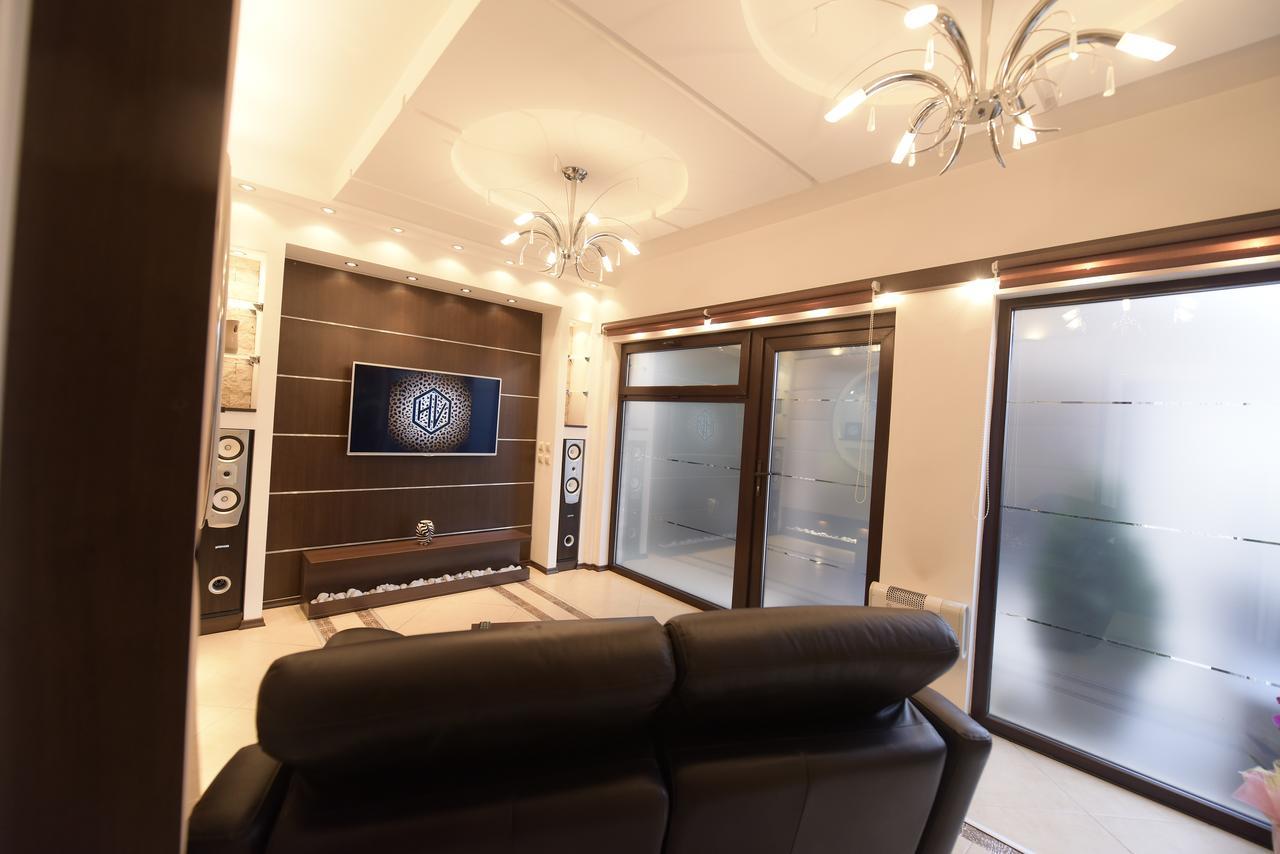 H & V Residence - Bungalow Apartment Arad Exteriör bild