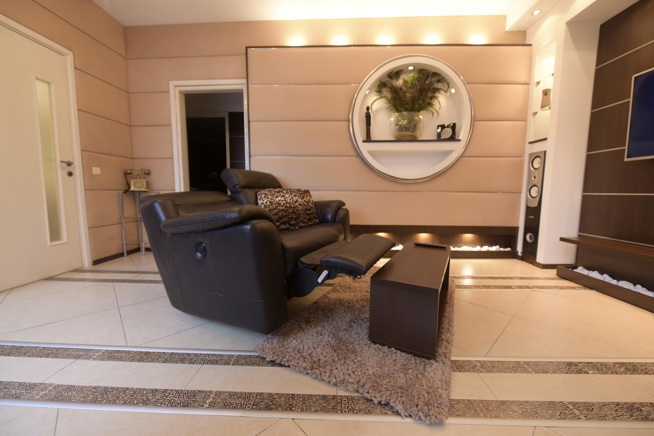 H & V Residence - Bungalow Apartment Arad Exteriör bild