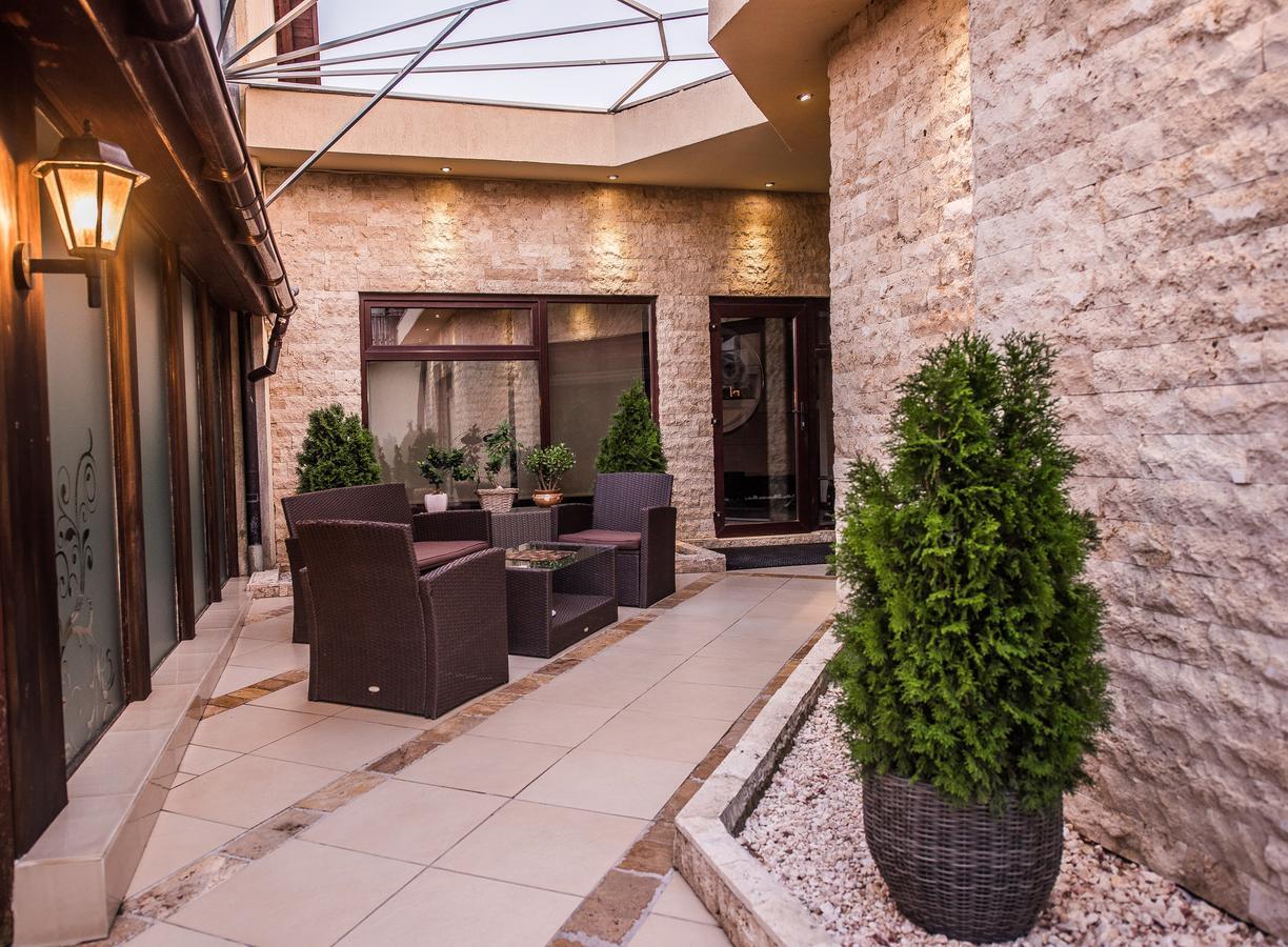 H & V Residence - Bungalow Apartment Arad Exteriör bild